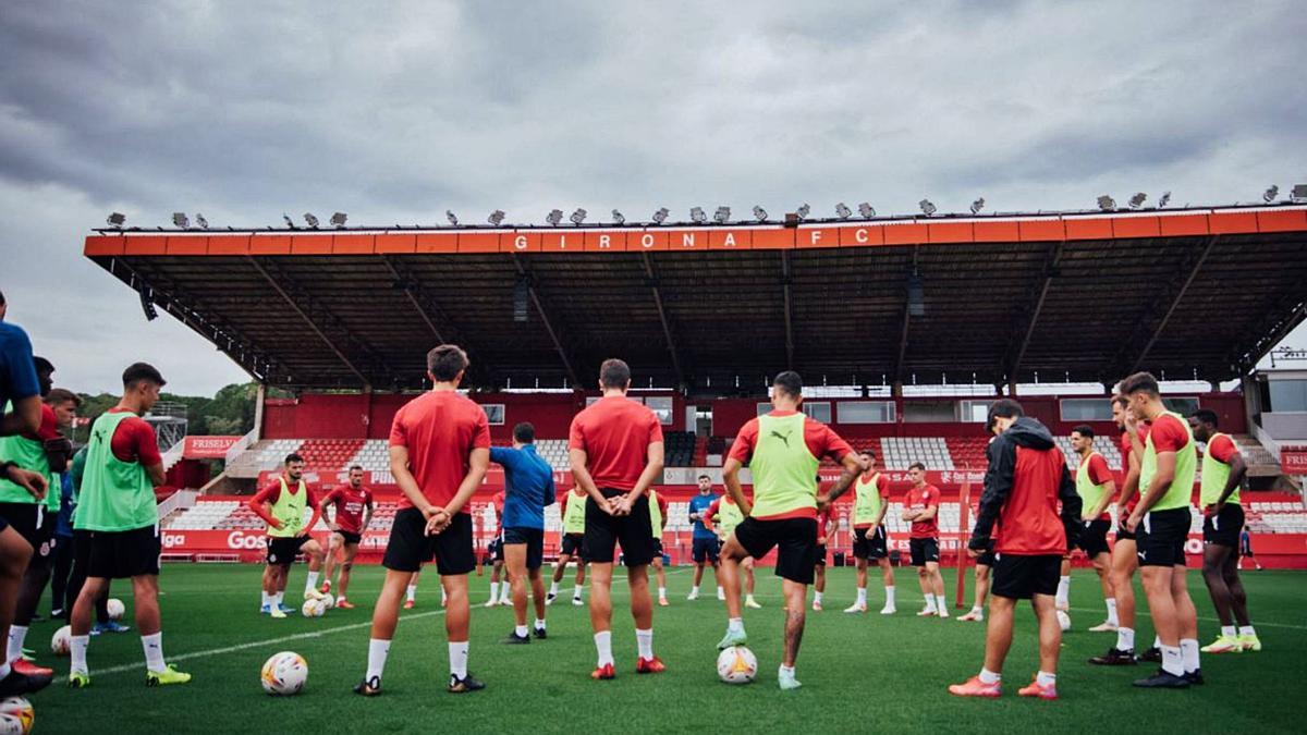 L’equip, concentrat, 
escoltant a Míchel. GIRONA FC