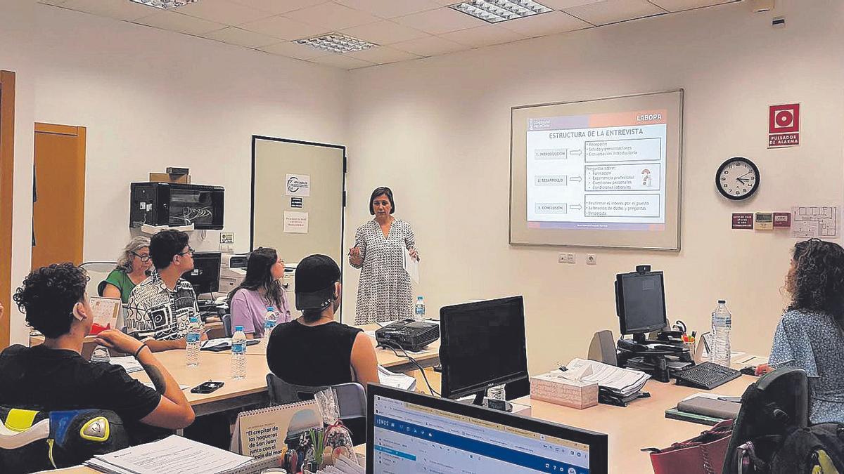 Cursos para mejorar el acceso al mercado laboral de las personas con discapacidad auditiva.