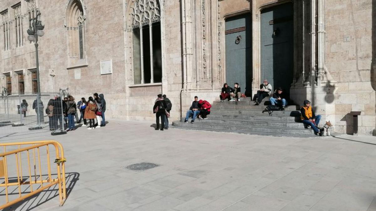 La plaza de Brujas prepara su apertura con pavimento multicolor