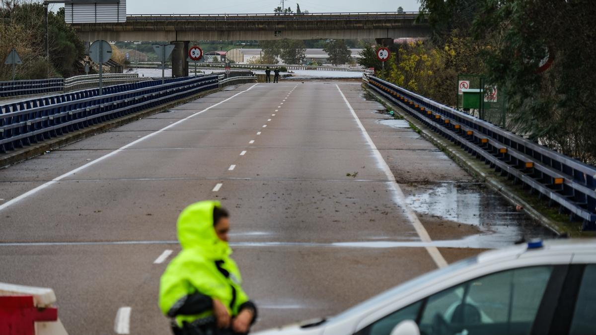 Carretera de Cáceres, uno de los accesos a Gévora, cortada porque el agua la ha sobrepasado.