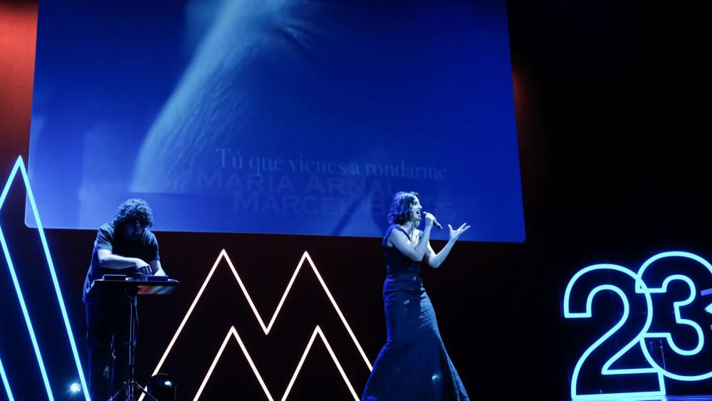 El Teatro Cervantes acogió una gala inaugural marcada por un aforo limitado, mascarillas por doquier y la ausencia de la tradicional y ambientada alfombra roja en sus aledaños.