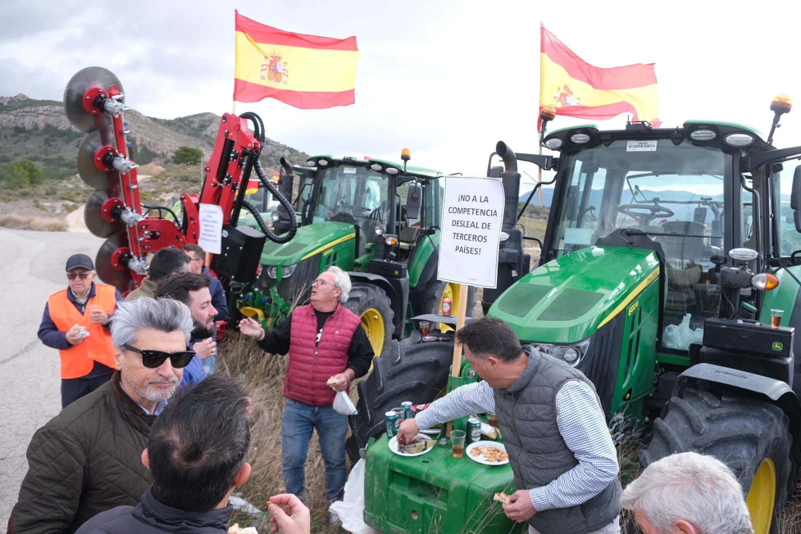 Los agricultores se concentran en tres comarcas de la provincia de Alicante en una tractorada por carreteras secundarias