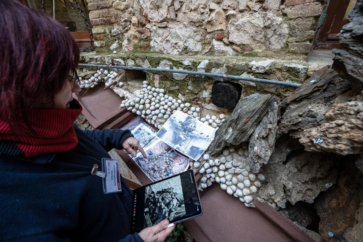 La restauradora assenyala la fotografia amb les pedres numerades que és imprescindible per tornar a muntar-les. A sota, es poden veure els cargols originals i els calaixos.