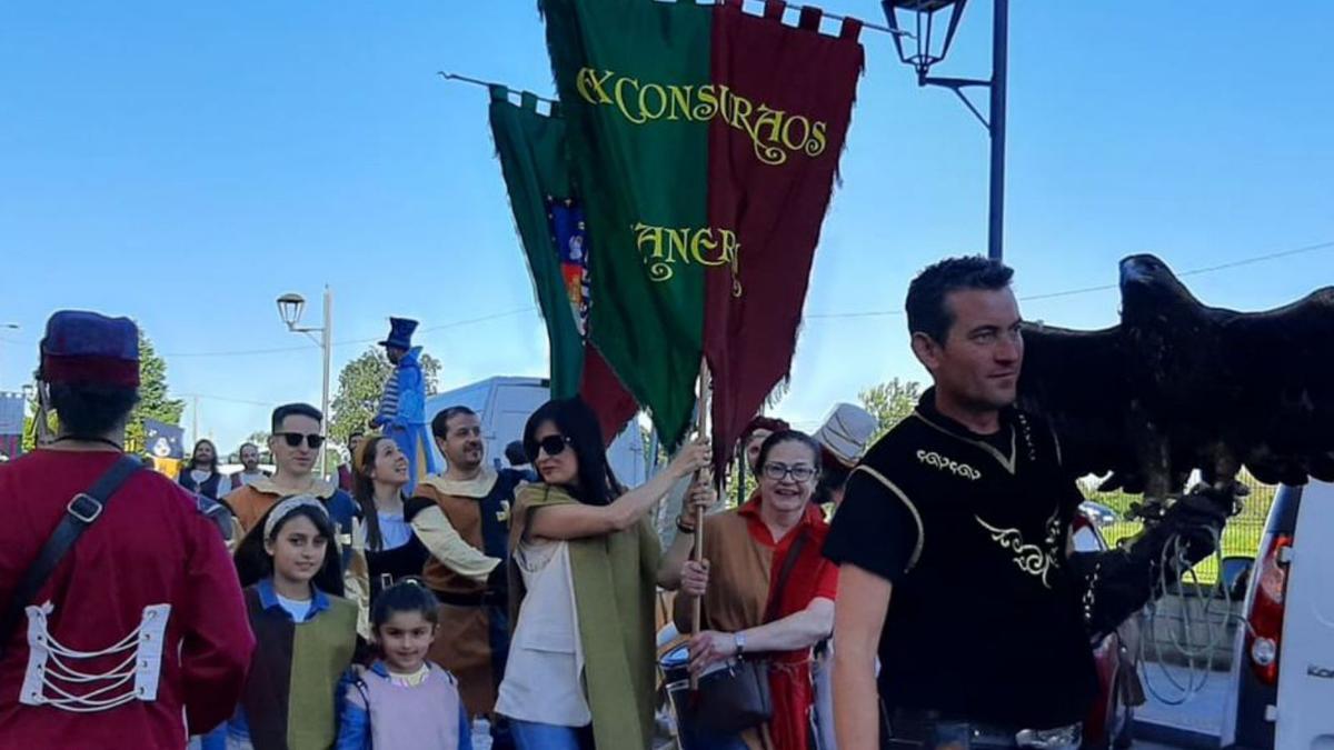 Un momento del desfile por la avenida principal de Posada. | L. P.