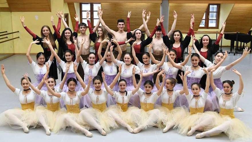 Alumnos del Conservatorio Profesional de Danza, ayer en un ensayo.