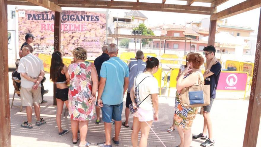 Paella gigante para coger fuerzas antes de los días de fiesta