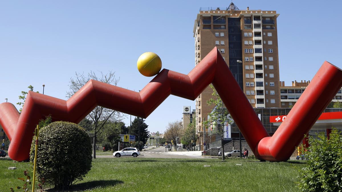 Esta obra, en la rotonda de Los Enlaces, se llama ‘Puesta de sol’ y es de Fernando Navarro.