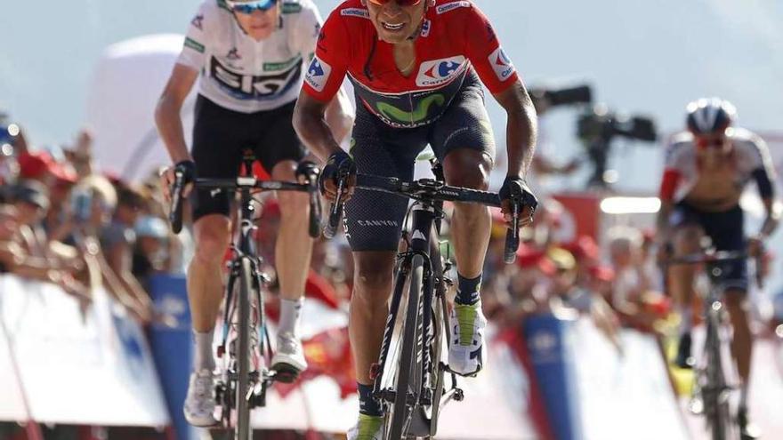 Nairo Quintana, seguido de Chris Froome, ayer en la decimocuarta etapa de la Vuelta.