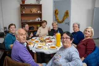 Los mayores del barrio emeritense de Nueva Ciudad celebran la Navidad con unas migas