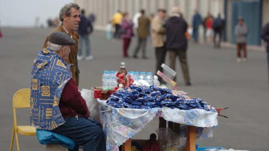 Imagen de archivo de un puesto de venta ambulante en el Estadio de Gran Canaria.