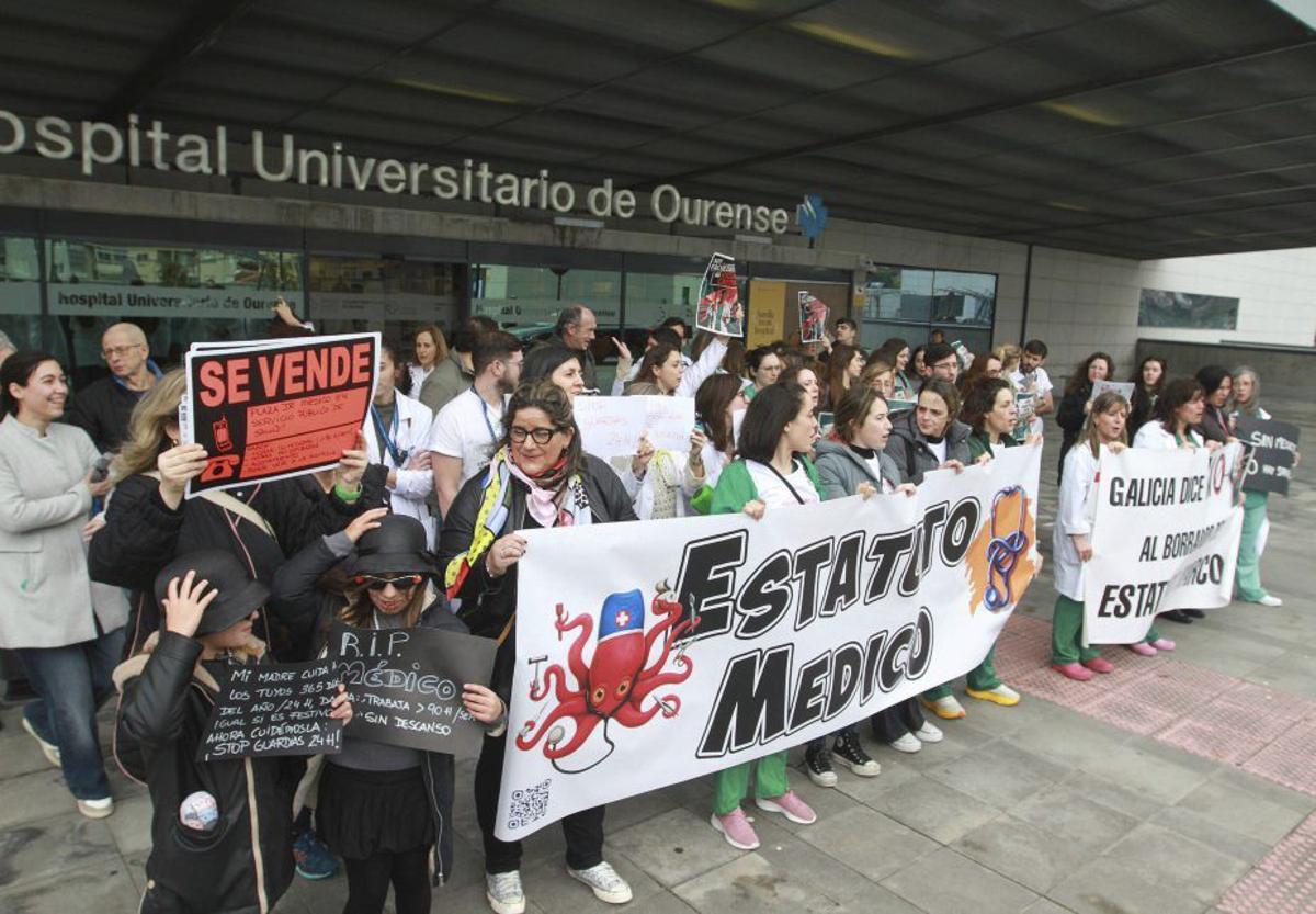 Concentración de médicos, y algún niño de la familia, en Ourense, este miércoles. | IÑAKI OSORIO