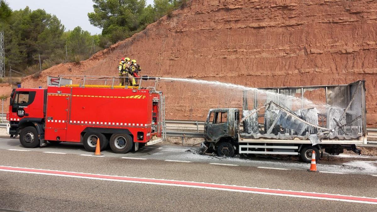 Els Bombers treballant en l'extinció del camió incendiat