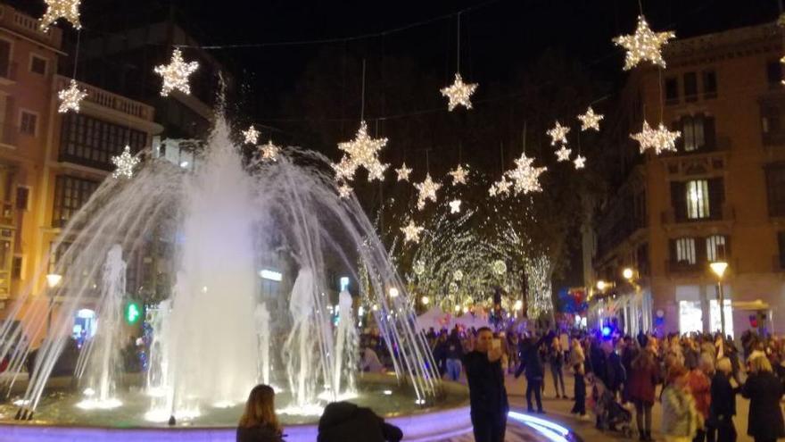 Viele Mallorquiner verreisen über die Feiertage. Für die Daheimgebliebenen sind es klassische Tage, die Weihnachtsbeleuchtung in Palma zu bewundern.