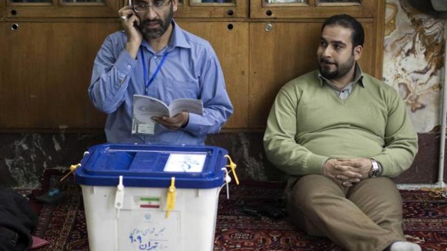 Agentes electorales, tras la votación, en una mezquita usada como colegio.