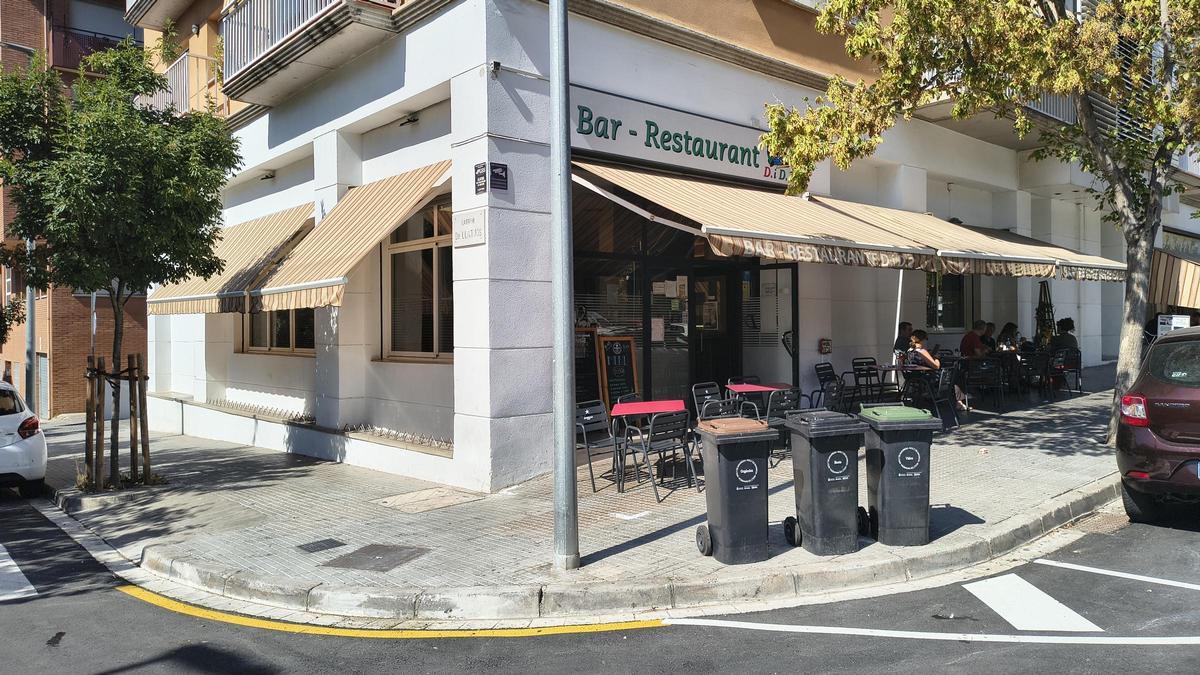L'exterior del bar on es va produir l'atac del passat 8 d'abril, amb els contenidors al davant