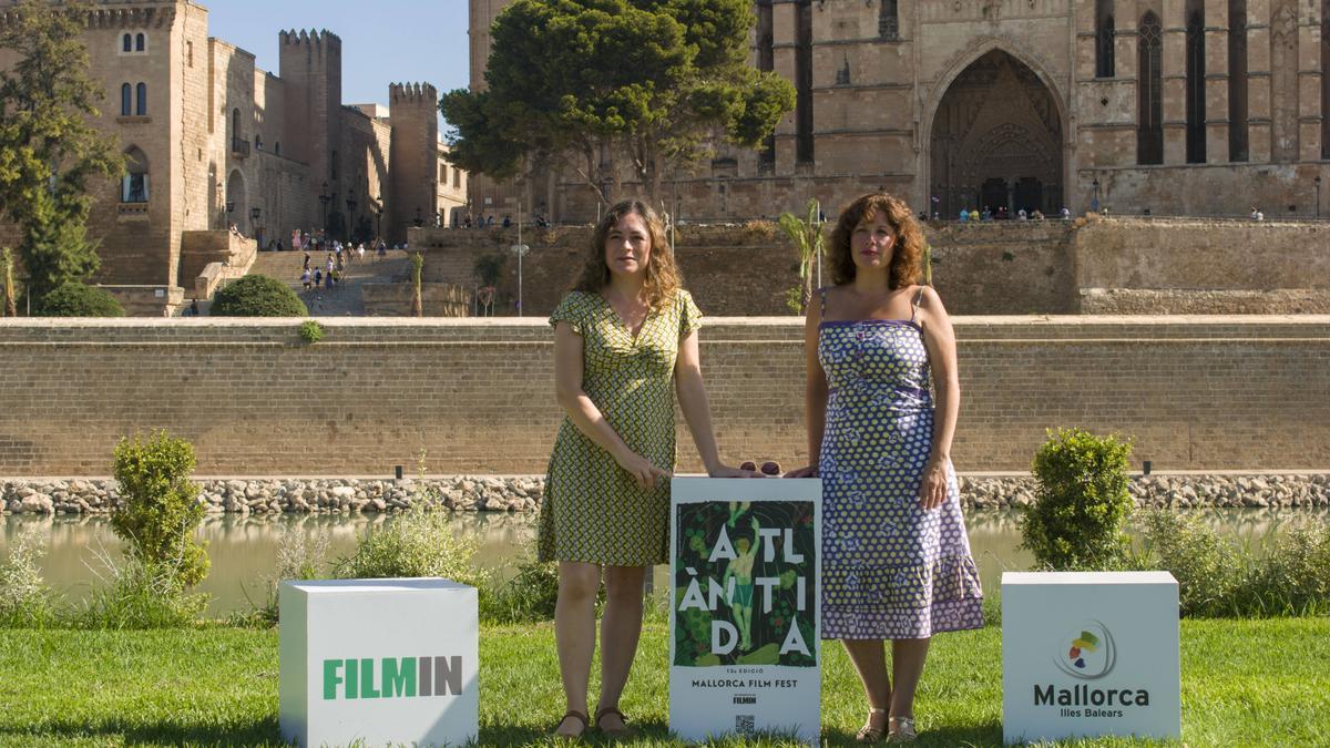 Marta Hierro y Núria Abad, autoras de 'Maria i la pel·lícula oblidada', frente a la Seu.