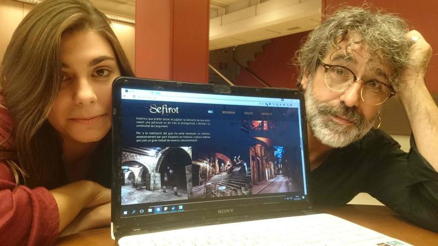 Judit Hierro i Quim Planella mostren la pàgina web encara provisional de «Sefirot»