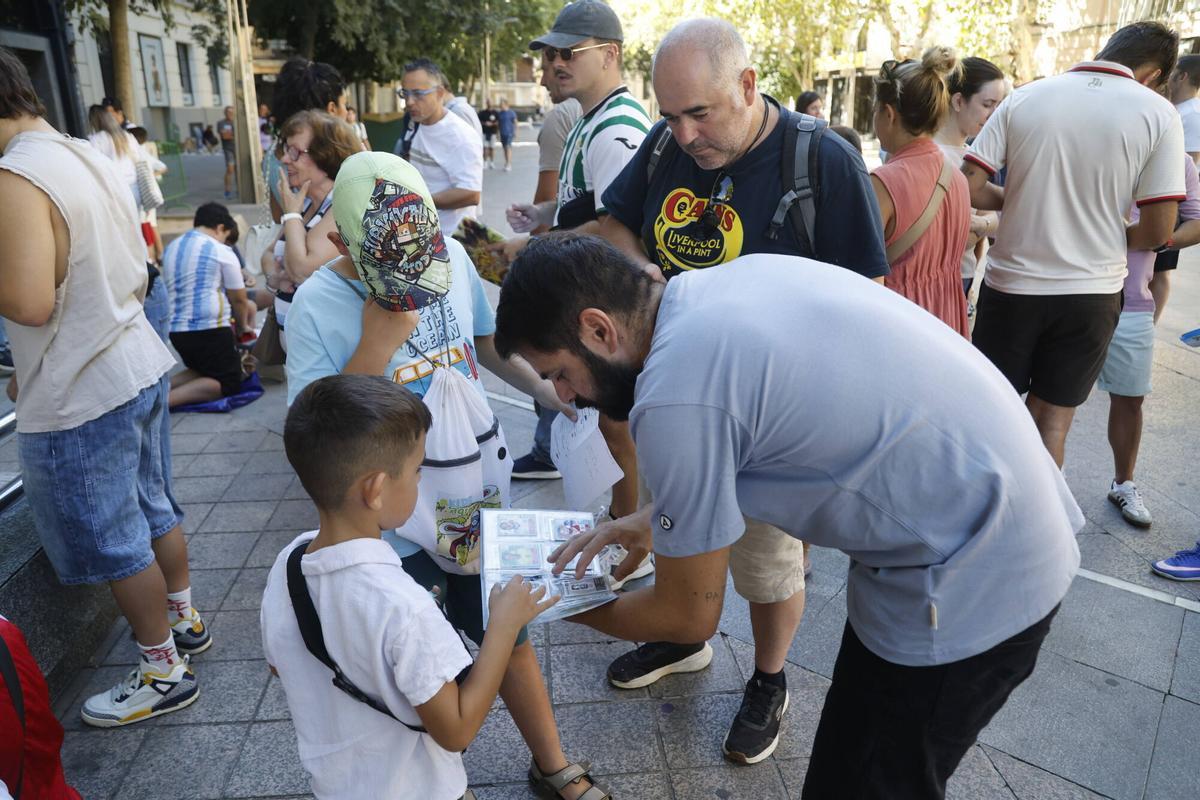 El mercadillo de cromos del bulevar, en imágenes El mercadillo de cromos del bulevar, en imágenes