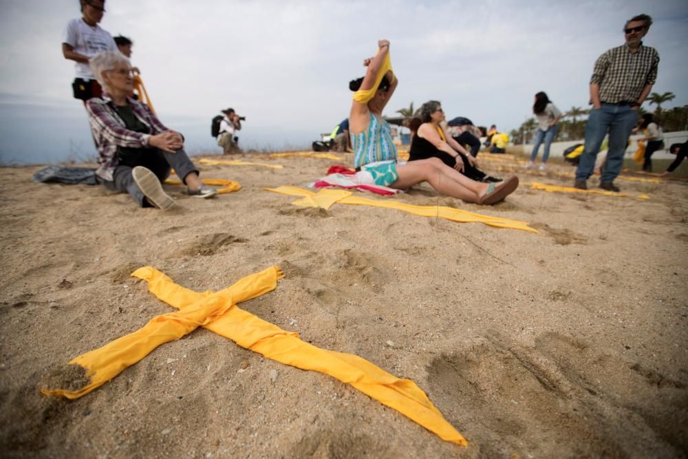 Estenen tovalloles grogues en forma de creu a la platja de Mataró