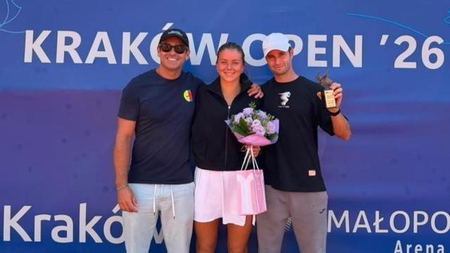 Ariana Geerlings, entre Guillermo García Legaz, socio del Real Murcia Club de Tenis, y José Francisco Vidal, su entrenador