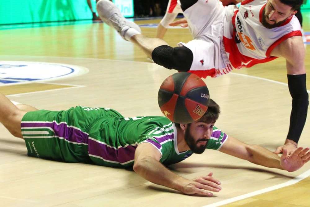 El conjunto malagueño pierde dando una mala imagen y cae eliminado a las primeras de cambio del play off de la Liga Endesa