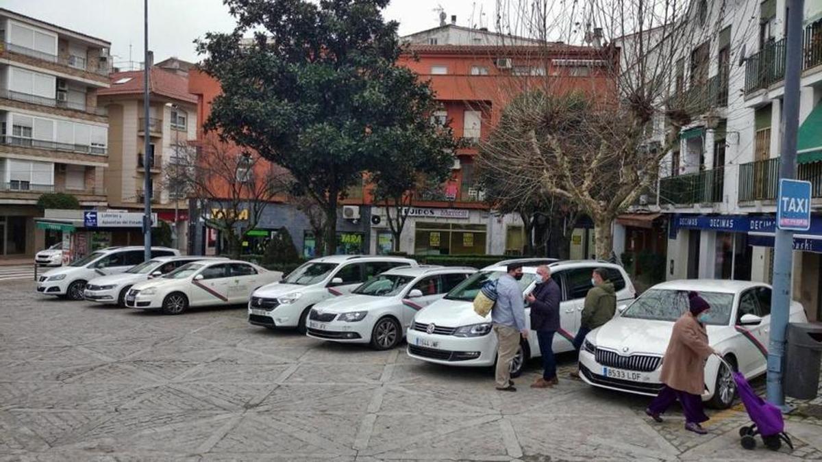 Imagen de archivo de la parada de taxis de la puerta del Sol de Plasencia.