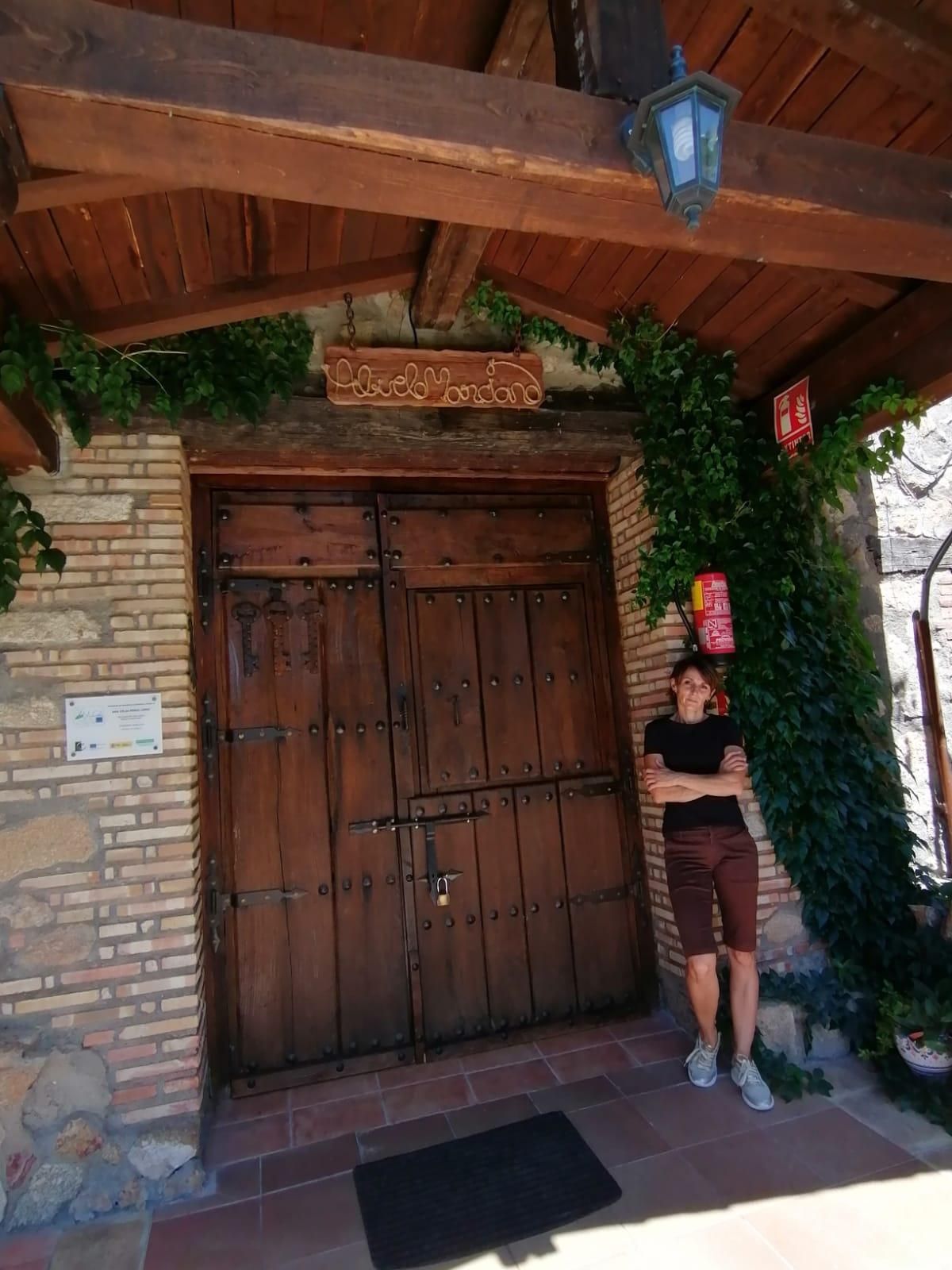 Ana a la entrada de su casa rural en Garganta la Olla.