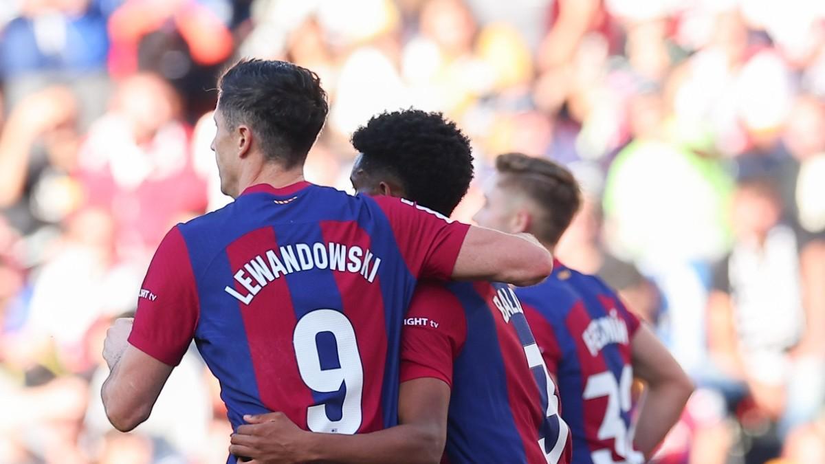 Lewandowski y Balde celebran el 1-1 en Vallecas