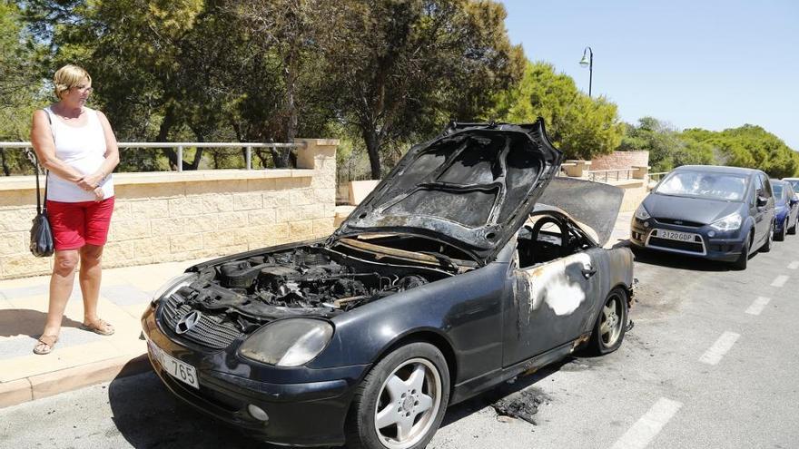 Prisión para una mujer de 64 años acusada de quemar coches aparcados en Torrevieja