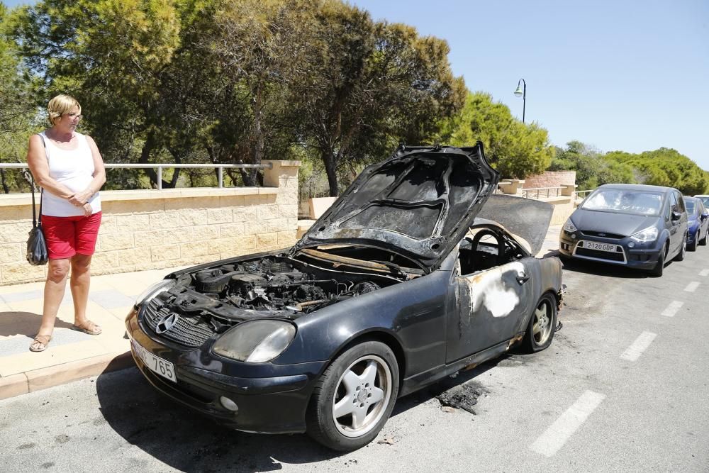 Uno de los coches calcinados