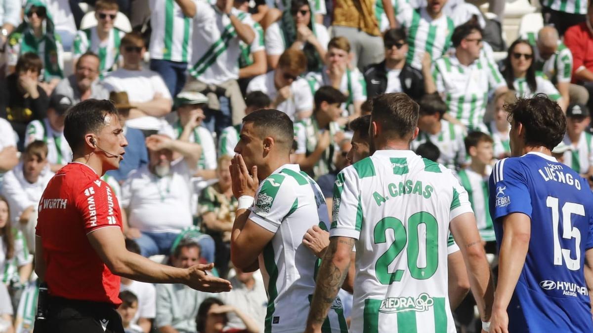Carlos Isaac reclama una acción al colegiado ante el Real Oviedo, en El Arcángel.