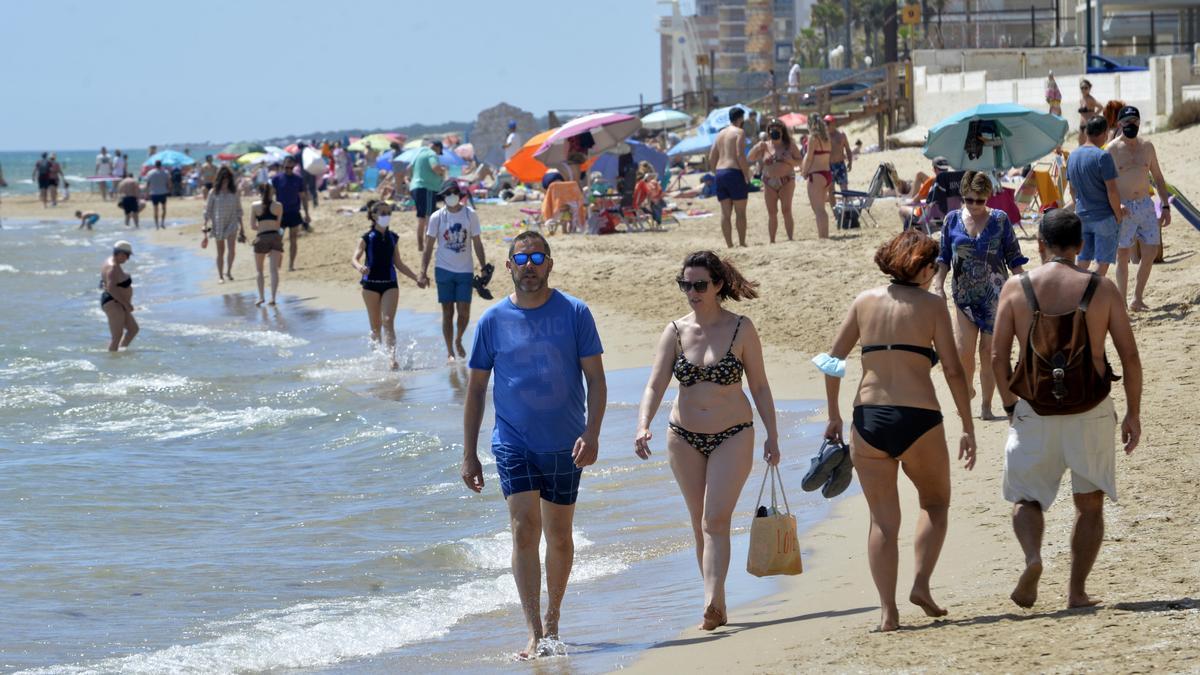 Una imagen de la playa de Arenales del Sol, en Elche, el pasado verano