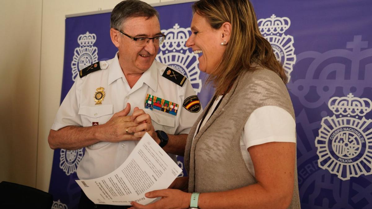 El jefe superior de la Policía Nacional en Extremadura y la delegada del Gobierno, este miércoles, tras la comparecencia pública para dar detalles de la operación.