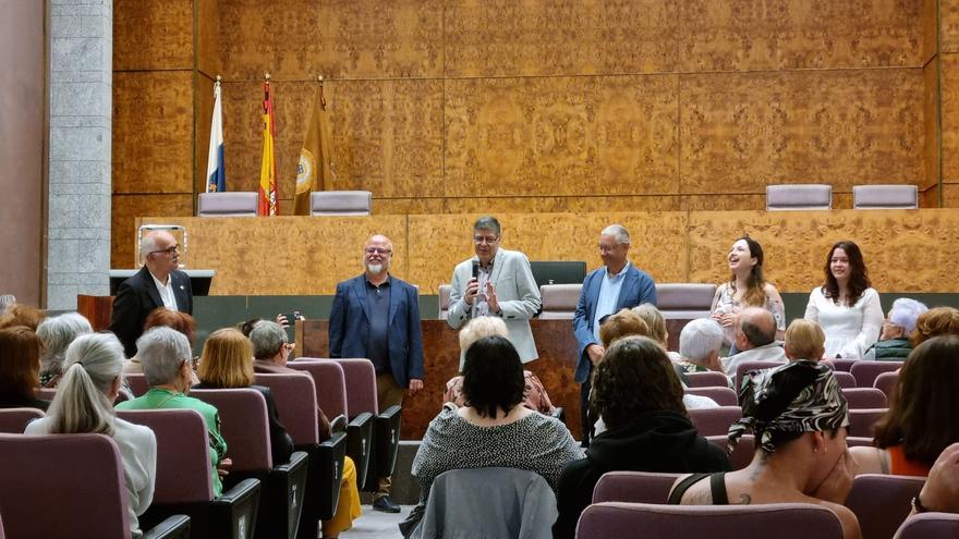 Mayores y estudiantes se dan cita en la Universidad en una jornada llena de risas