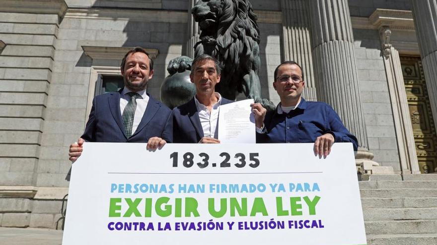 Oxfam presenta 180.000 firmas en el Congreso para pedir una ley contra el fraude fiscal