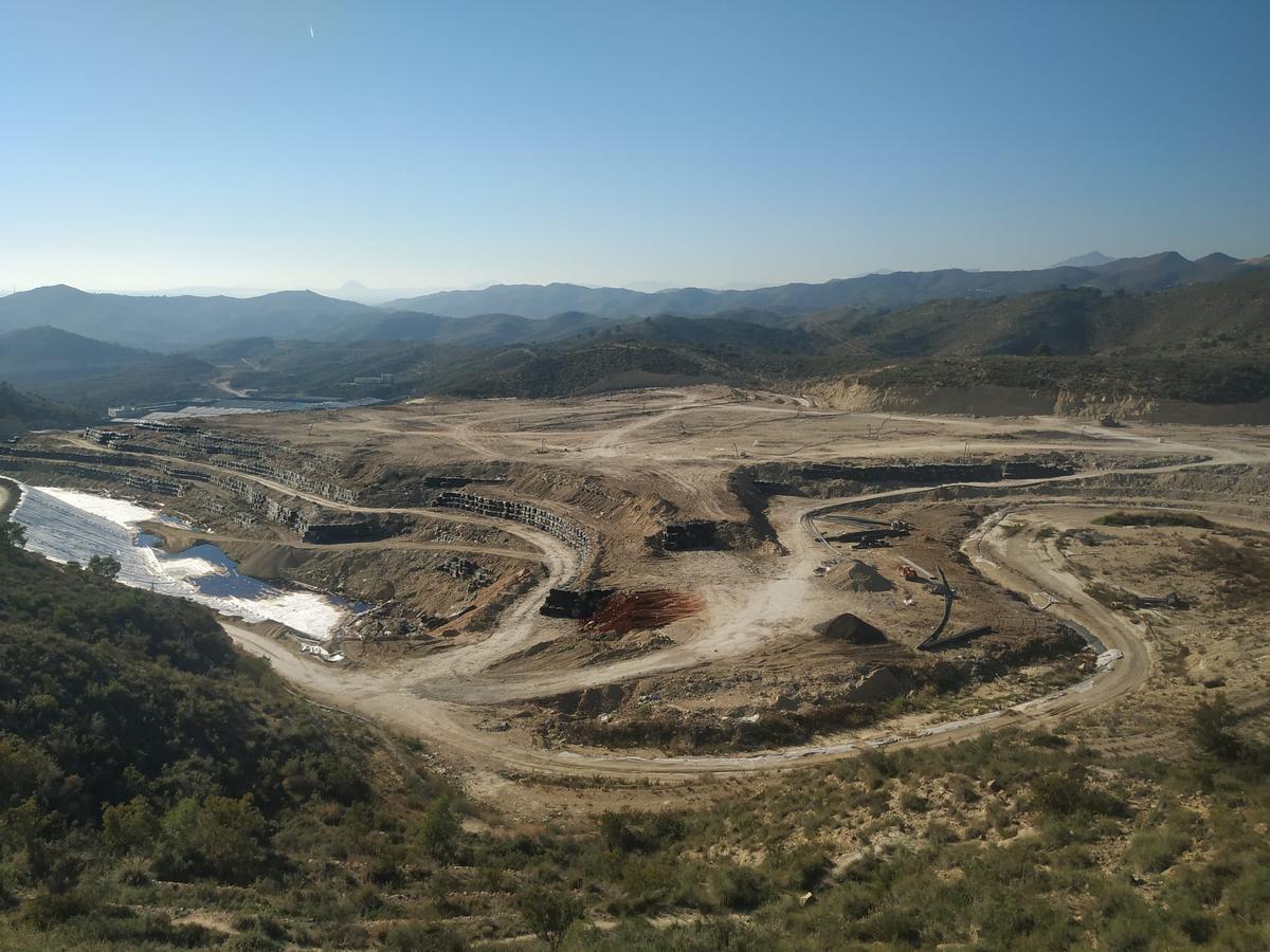 El vaso de vertido de El Campello que se tramita ampliar en altura, en una imagen reciente