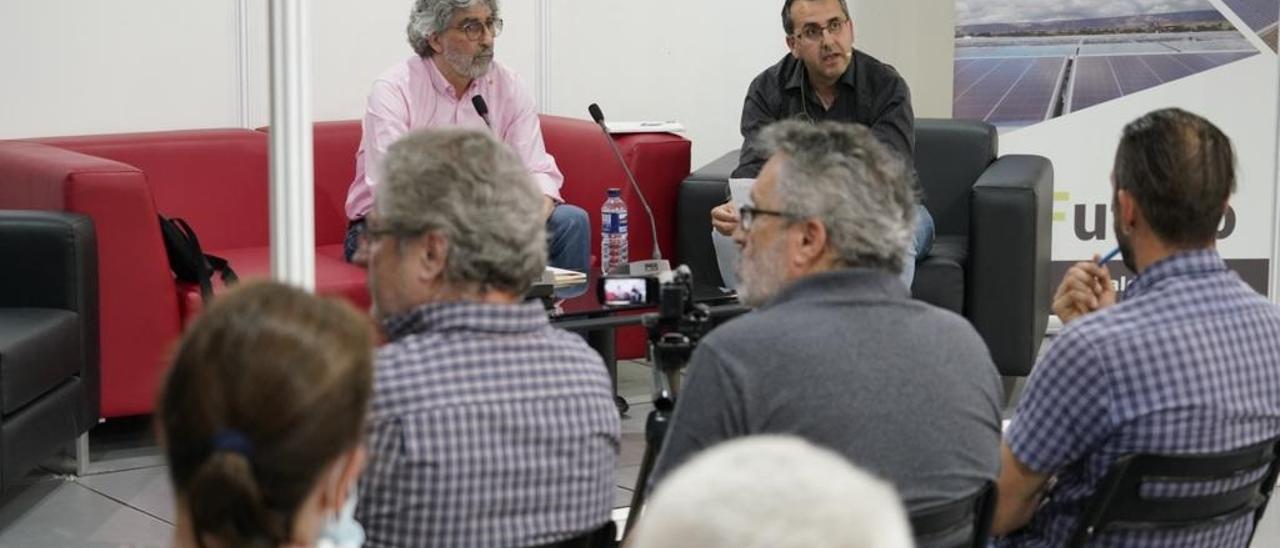 Javier Pérez Wallias presenta su poemario en la feria del libro de Cáceres.