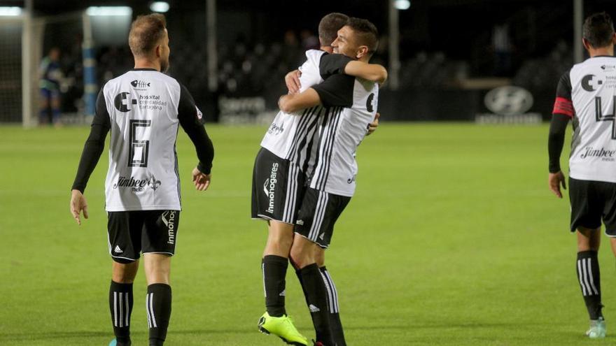 Los jugadores se abrazan tras el gol de Julio Gracia el pasado domingo.