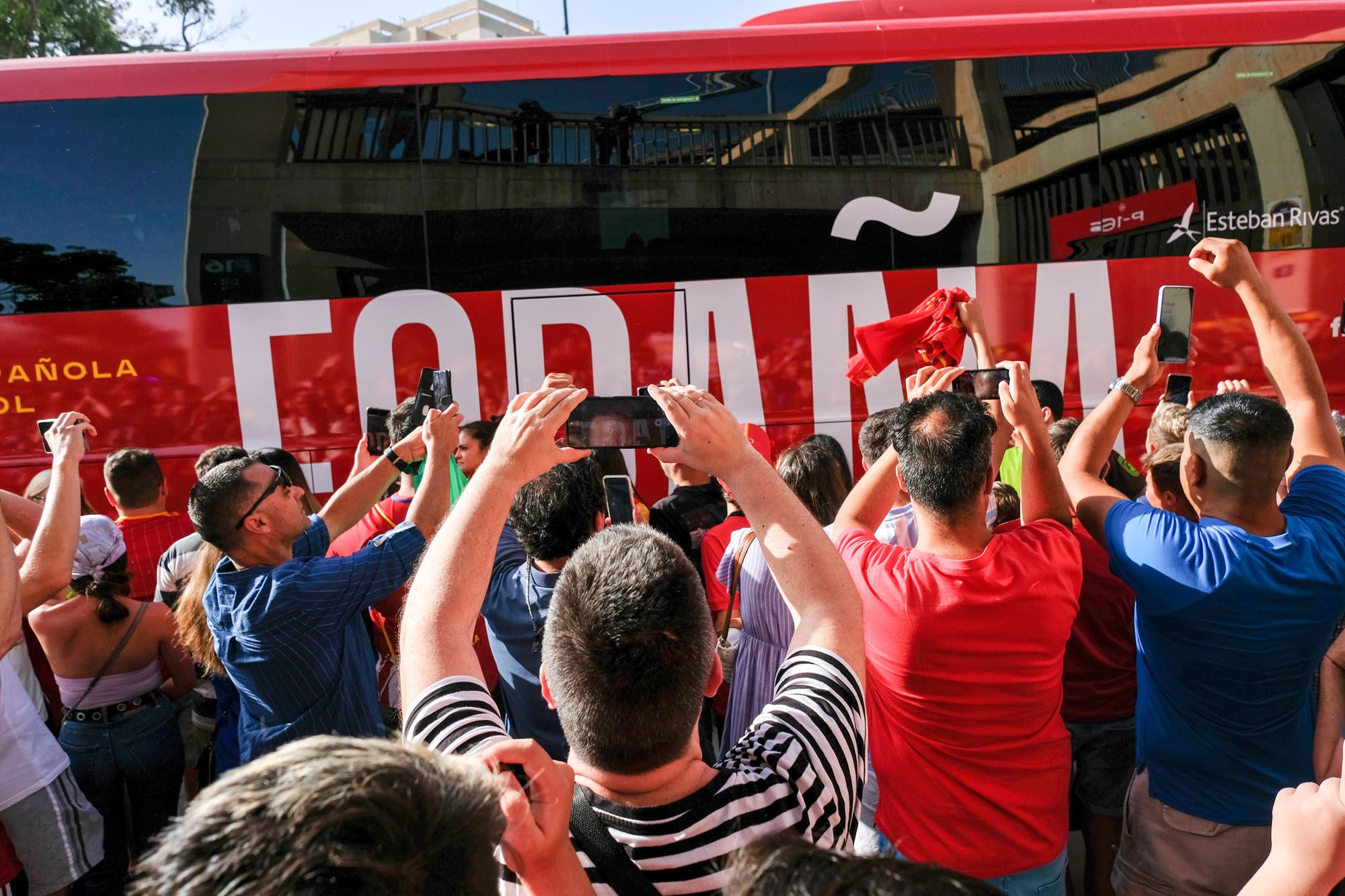 Ambiente en los aledaños de La Rosaleda para ver el España - República Checa.