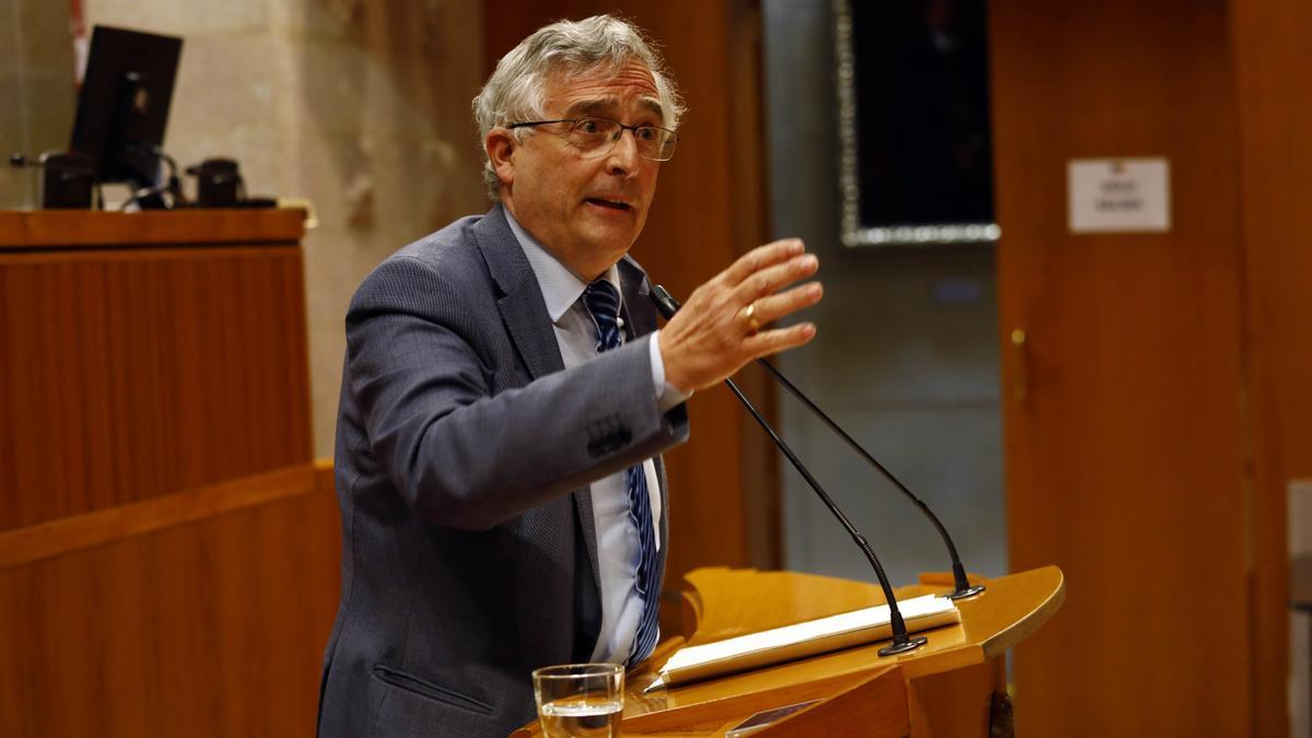 El consejero Joaquín Olona, en el pleno de las Cortes de Aragón.