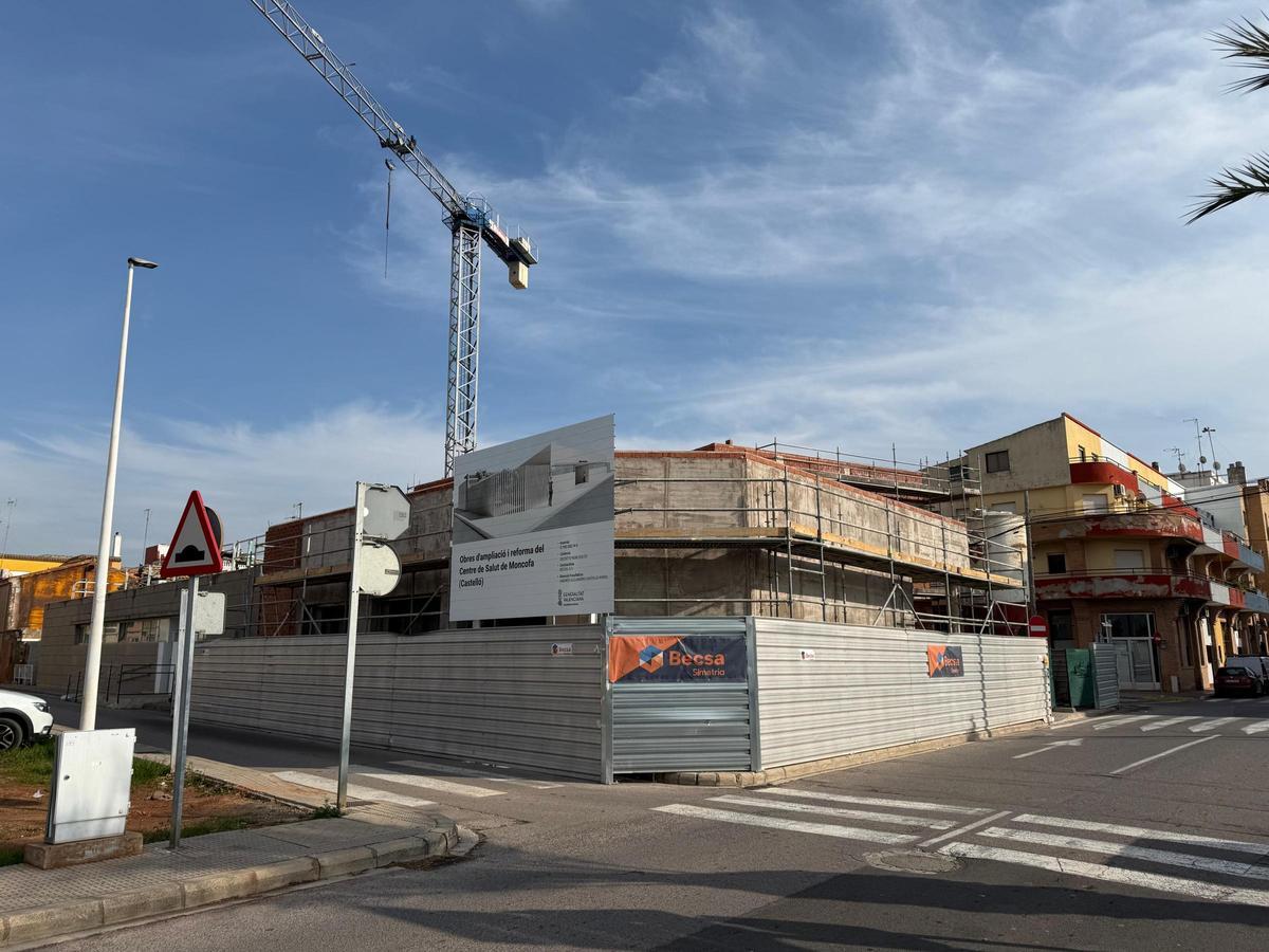 El proyecto modificado contempla la elevación de la estructura, la ejecución de la cubierta y el cerramiento de la planta primera, así como la adaptación de las instalaciones previstas.