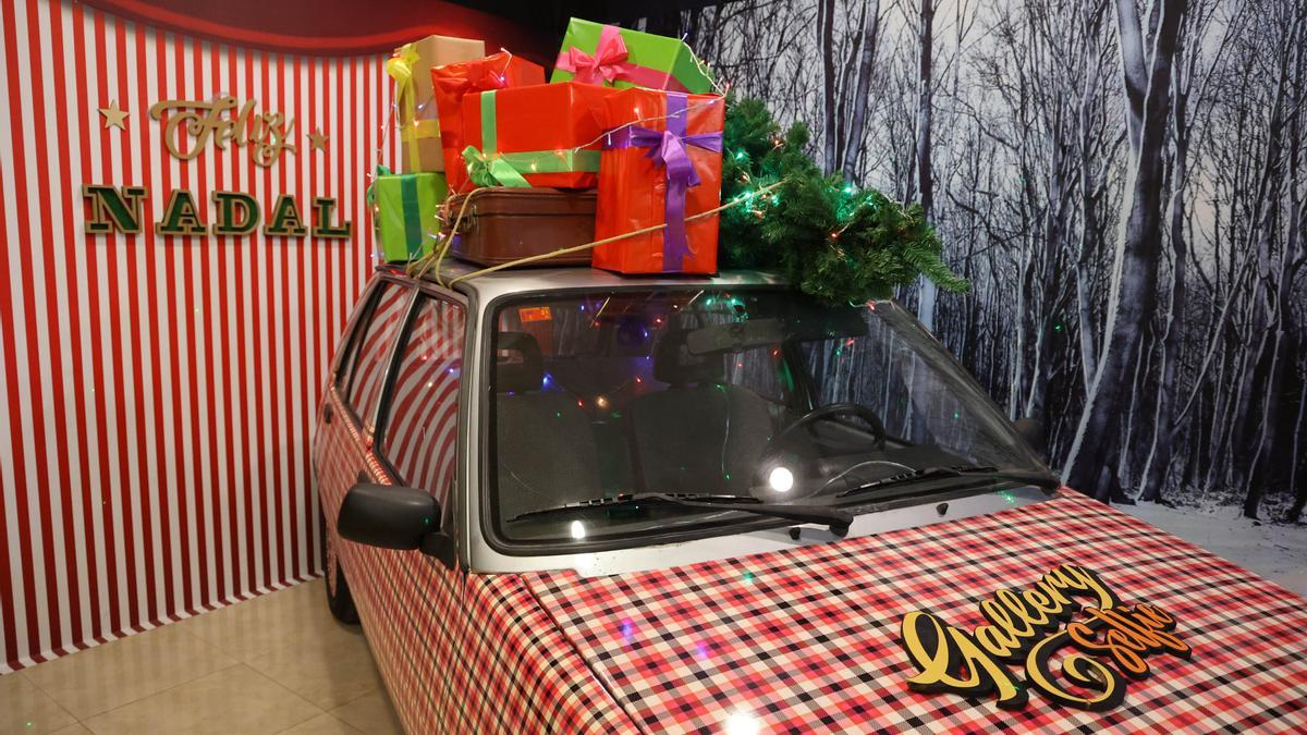 Renault 5 decorado con motivos navideños