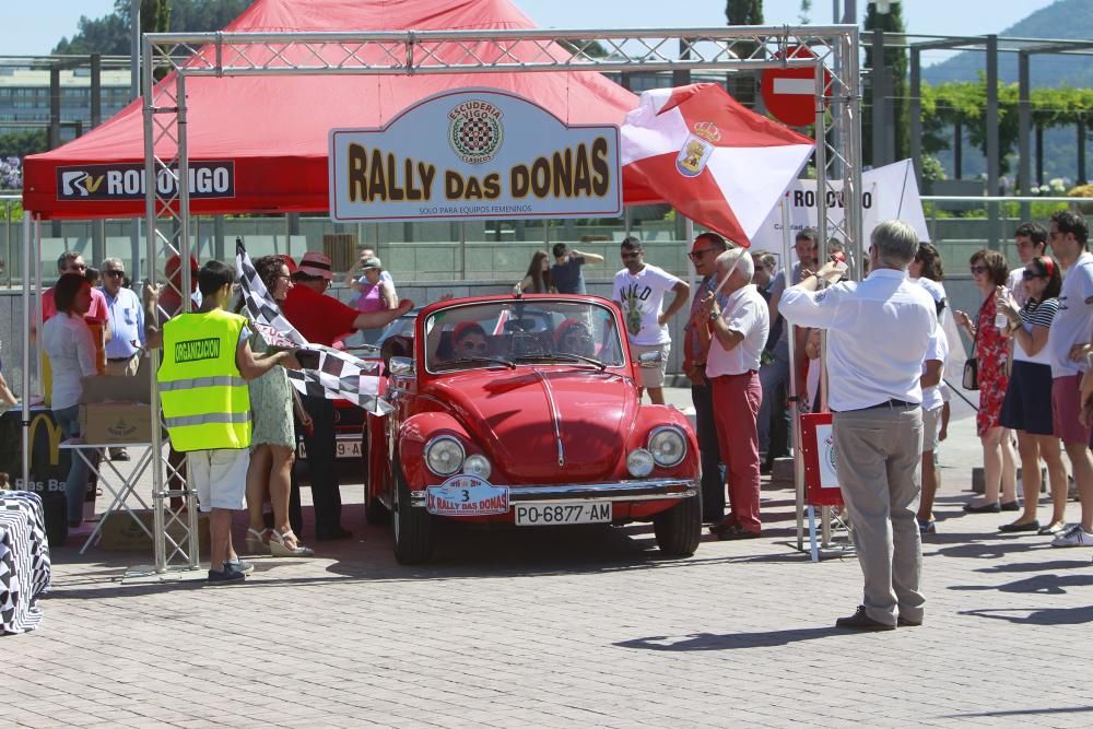 Casi 70 mujeres se pusieron hoy al volante de 34 coches clásicos en Vigo para participar en el Rally das Donas, una prueba de regularidad de 122 kilómetros entre Vigo y Sabarís