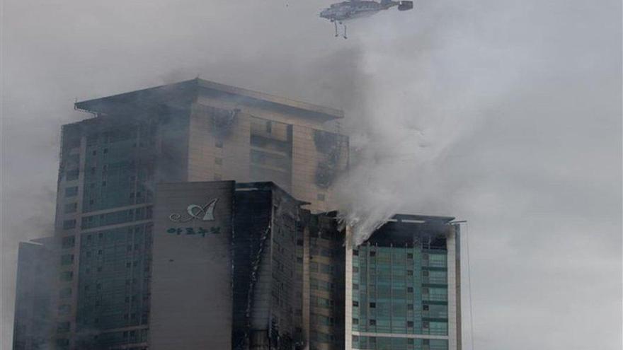 Incendio en un edificio de Corea del Sur deja 90 personas hospitalizadas