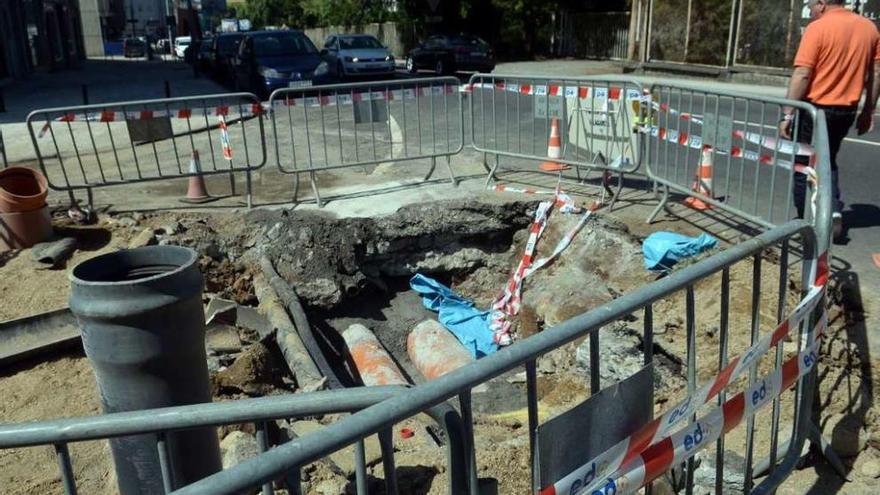 Obras para reparar la rotura de una tubería de agua en As Carolinas.  // Noé Parga