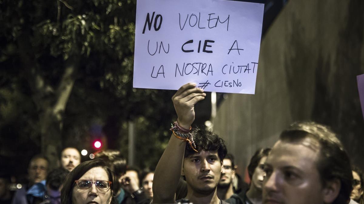 Manifestación contra los CIE en Valencia, en noviembre del 2016.