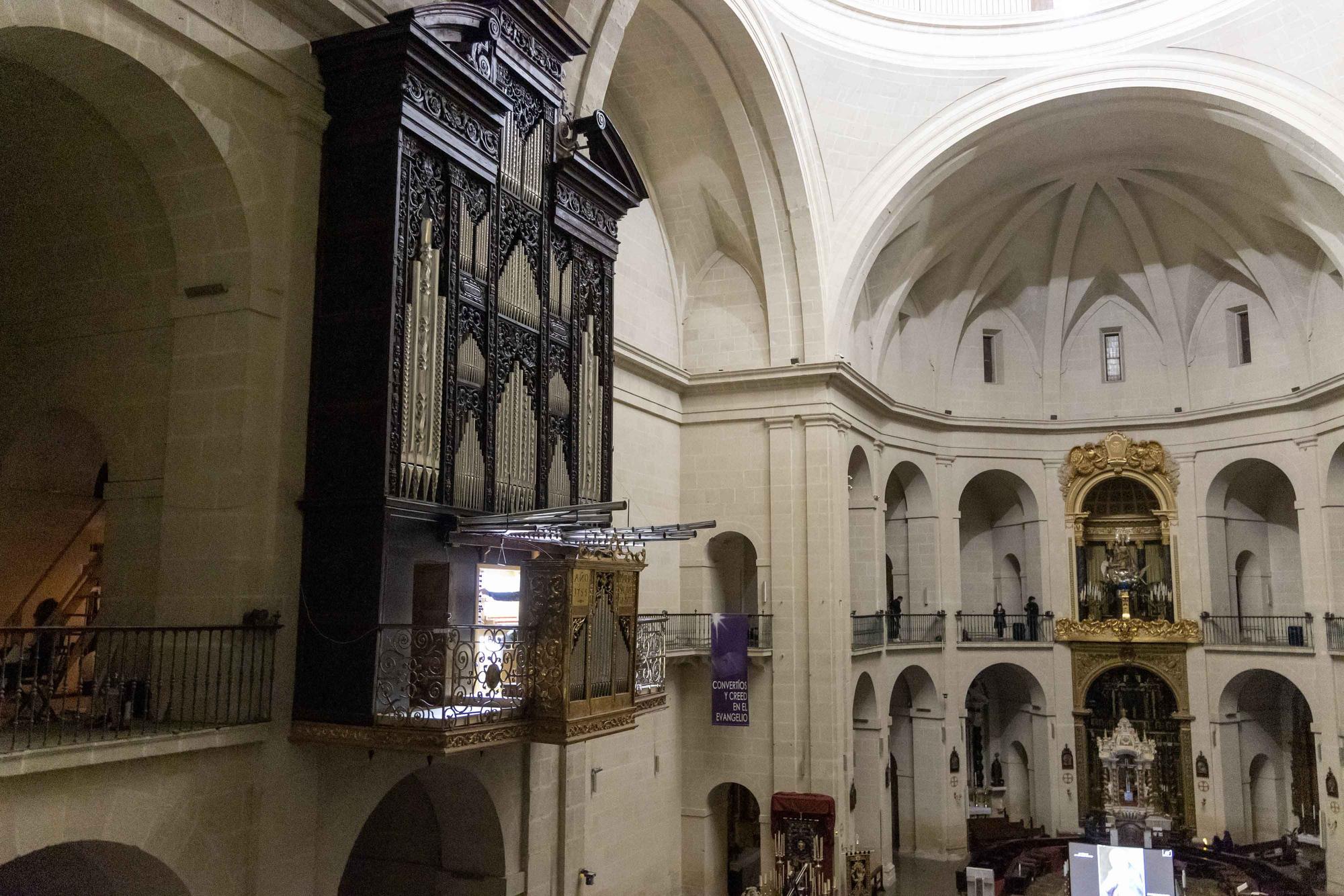 Alumnos del Conservatorio José Tomás de Alicante interpretan la Pasión en la Concatedral de San Nicolás