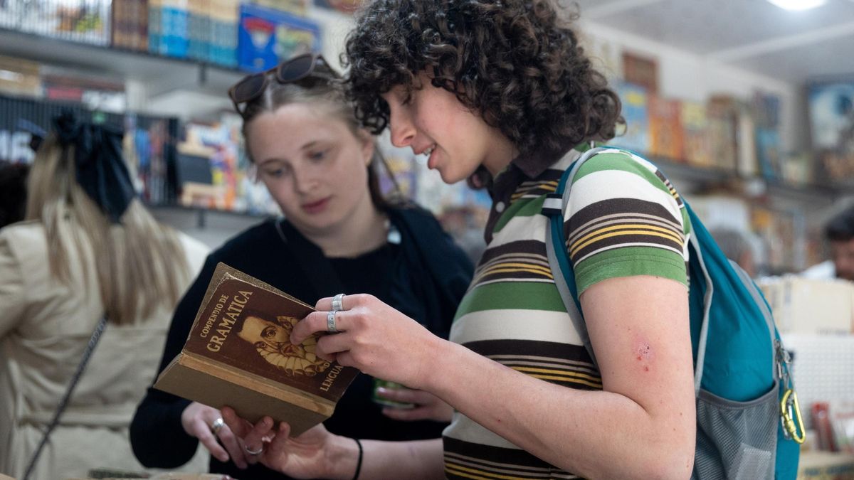 Archivo - Dos mujeres en un puesto durante la 46 edición de la Feria del Libro Antiguo y Ocasión, a 3 de mayo de 2024, en Madrid (España).
