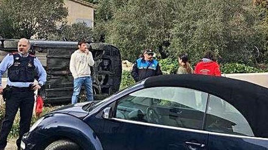 Bolquen un vehicle estacionat a l&#039;accés de la polèmica urbanització de Sa Guarda