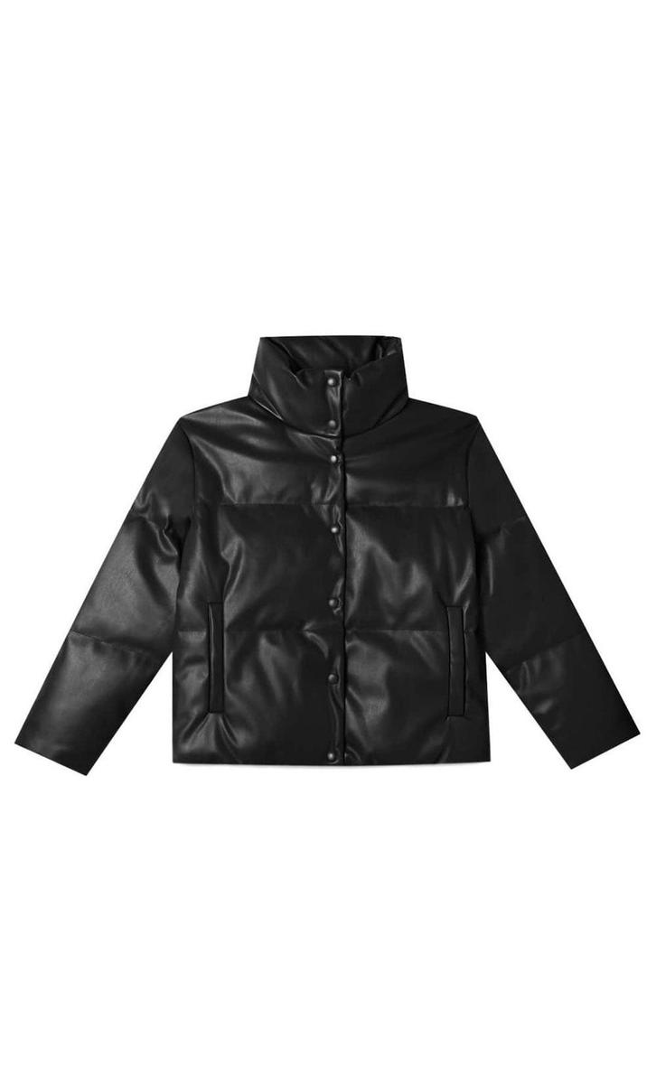 Cazadora puffa efecto piel de Stradivarius. (Precio: 39,99 euros. Precio rebajado: 31,99 euros)